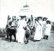 Члены царской семьи
на батарее Раевского 1912 г.